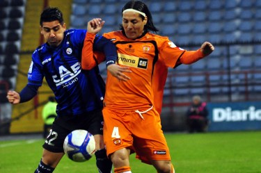 El 2013 Droguett defendió la camiseta de Cobreloa y compartió cancha con Gastón Lezcano. 