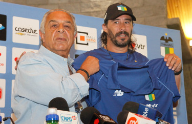 El nuevo técnico recibió unas palabras de bienvenida de Ricardo Abumohor.