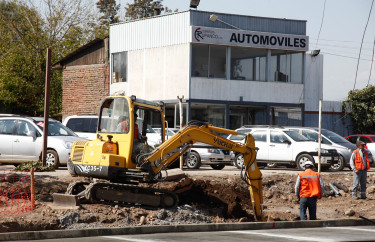 Los trabajos siguen afuera de su automotora.