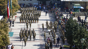Al son del Orfeón Nacional de Carabineros, los uniformados realizaron la tradicional revista de la institución. 
