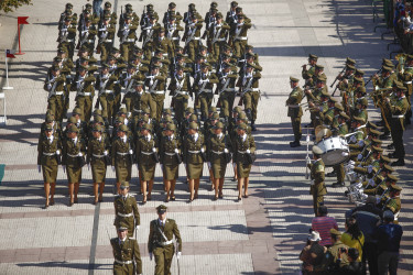 Representantes de los destacamentos de las prefecturas desfilaron ante las autoridades. 