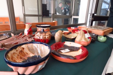 La exposición, abierta a la comunidad, consta de cuatro stands donde se exhiben y venden trabajos en cerámica, cuero, madera y productos apícolas.