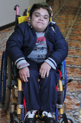 El joven es uno de los catorce pacientes en Chile que se ha visto beneficiado por el financiamiento de patologías de baja prevalencia a través de Fonasa.