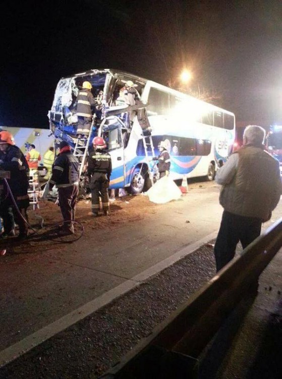 Choque entre bus y camión deja dos muertos y dos heridos graves
