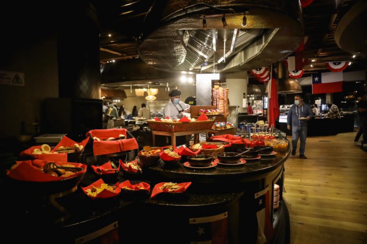 Monticello espera 'el 18' con exquisitos platos típicos en sus restaurantes y una gran cartelera