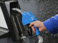 La volatilidad del mercado internacional podría traspasar un alza de $25 para las bencinas y $33 para el diésel.