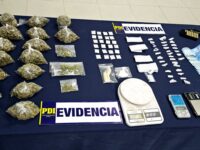 La diligencia, coordinada junto a la Fiscalía Local y originada por una denuncia anónima, permitió incautar diversas sustancias ilícitas, entre ellas cannabis, cocaína base y clorhidrato de cocaína. 