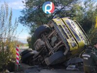 El conductor, un ciudadano extranjero de 51 años, fue detenido por no contar con la licencia correspondiente.