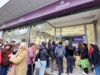 Decenas de personas han llegado a la tienda de Paseo Independencia.