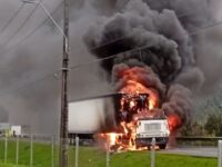 El accidente incluyó explosiones de neumáticos y riesgo de combustión de petróleo almacenado en el vehículo.