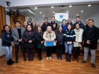 El pasado martes, en el Salón del Concejo Municipal, se llevó a cabo la firma de nuevos contratos de comodato en beneficio de diversas juntas de vecinos de la comuna, con el objetivo de apoyar la construcción de sedes sociales y el mejoramiento de espacios comunitarios.