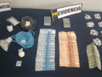 En el procedimiento fueron detenidas cinco personas, tres mujeres y dos hombres, todos mayores de edad y de nacionalidad chilena,
