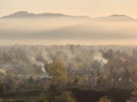 Habitantes de la Población 12 de febrero denuncian que la contaminación por estufas a leña persiste pese a la prohibición vigente, mientras autoridades aseguran que han reforzado la fiscalización con sumarios y multas que pueden alcanzar las 1.000 UTM.

