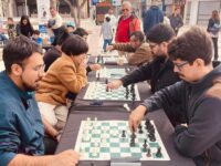 Se dispusieron mesas, tableros y relojes oficiales, generando un entorno ideal para que tanto novatos como jugadores experimentados.