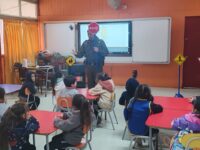 Durante la jornada, los niños aprendieron nociones básicas sobre educación vial, como el significado de algunas señales del tránsito, normas para desplazarse como peatones y la importancia de cruzar por lugares habilitados.