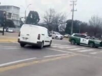 Al intentar fiscalizar al conductor, este hizo caso omiso a las señales de detención, por lo que se inició un seguimiento controlado.