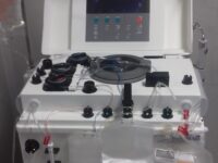 La aféresis es un procedimiento que permite separar distintos componentes de la sangre, como plasma o plaquetas, para luego devolver al organismo solo aquello que no se requiere extraer. 