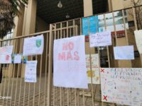 La comunidad escolar del Olegario Lazo Baeza está en pie de guerra tras sufrir el séptimo robo del año. Mientras los niños claman por un entorno seguro con afiches.