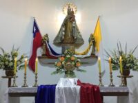 En la capital regional, la Parroquia Nuestra Señora del Carmen iniciará la jornada con el rezo del Rosario a las 07:50 horas, seguido por una misa presidida por el obispo de la diócesis, monseñor Guillermo Vera Soto.