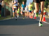 Andrew Huberman, experto de la Universidad de Stanford, recomienda entrenar en “zona 2” entre 150 y 200 minutos por semana para mejorar la salud cardiovascular y cerebral, y promover una longevidad saludable.


