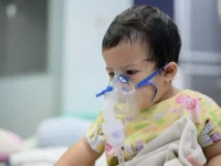 La autoridad regional advirtió que el virus también está afectando a los adultos mayores, generando cuadros graves como neumonías.
