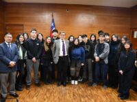 Los alumnos fueron recibidos por el jefe de atención de público, Felipe Gaspar, quien les describió el funcionamiento del tribunal.