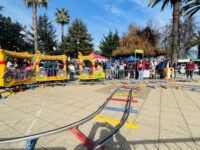 La Plaza de Armas de Chimbarongo se transformó este domingo en un espectacular parque de entretenciones.