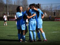 Las celestes avanzaron luego de igualar 1-1 en el tiempo reglamentario y superar 4-2 en la tanda desde los doce pasos, con Jasmín Moya como gran figura. Ahora buscarán el ascenso frente a Magallanes.