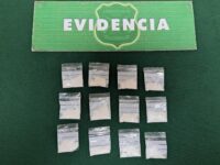 El hombre fue sorprendido en calle Comercio conduciendo a exceso de velocidad. Carabineros le incautó 11 contenedores con cocaína.
