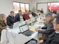 El Centro de Estudios Avanzados en Fruticultura fue sede de la reciente sesión de la Comisión de Agricultura del Consejo Regional de O’Higgins, CORE, instancia que contó con la participación de consejeros/as regionales, directivos del Gobierno Regional y CEAF, en un espacio de exposición y dialogo en que se abordaron los avances del convenio bianual del Plan de Trabajo vigente, correspondiente al primer semestre 2025.