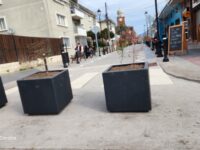 Serviu ha confirmado que el proyecto, debe mantener su diseño original debido a barreras legales y técnicas. Esta decisión frena la iniciativa del municipio de convertir la vía en una calle 100% peatonal.