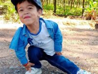 León, de 7 años, tiene acondroplasia y su madre lucha por acceder a Voxzogo, un medicamento aprobado en Chile que podría mejorar su calidad de vida, pero cuyo alto costo lo mantiene fuera de su alcance.
