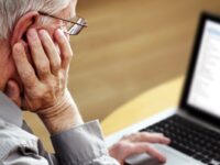 Un análisis de 57 estudios científicos con más de 411 mil adultos mayores revela que el uso cotidiano de dispositivos digitales se asocia con mejor salud cognitiva y menor riesgo de demencia.