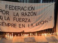 Compañeros y conocidos se han reunido para rendir homenaje y acompañar a las familias en este difícil momento.