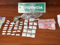 El hombre intentó escapar al percatarse de la presencia policial, pero fue alcanzado luego de una breve persecución a pie. 