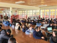 En esta ocasión, los funcionarios dictaron charlas dirigidas a alumnos de séptimo y octavo básico, abordando el bullying como tema central.