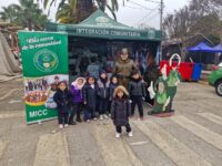 La actividad incluyó la entrega de folletos con recomendaciones de seguridad e integración, además de pulseras identificatorias destinadas a niños, con el fin de prevenir extravíos durante la masiva celebración.