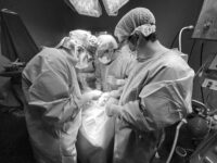 El equipo que trabajó en este procedimiento estuvo integrado por los doctores Rodrigo Cosmelli Maturana (maxilofacial), Camila Letelier, Franco Gallegos, Martín Sánchez y los técnicos Mallina Mondaca, Javiera Farfán y Zunny Galaz. 
