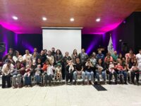 Durante la jornada, se entregaron fotografías a las familias que participaron en una sesión especialmente organizada para visibilizar la lactancia materna y el rol de los padres en este proceso.