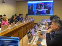 La propuesta busca reconocer la titularidad a profesores que cumplan con requisitos de antigüedad y carga horaria, con el objetivo de entregar mayor estabilidad laboral en la educación pública.