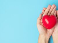 Especialistas alertan que los síntomas de un infarto en mujeres pueden ser más sutiles y distintos al patrón clásico masculino.