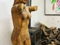 La escultura que sobrevivió al  proceso judicial, no resistió el "rescate" de los funcionarios, lo que demuestra que, a veces, el mayor peligro no es el pasado, sino el presente.