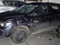 Mientras carabineros seguía el vehículo, el conductor arrojó especies similares a marihuana y cocaína. 