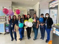 Durante la jornada, los pequeños pacientes recibieron saludos y muestras de afecto de parte de los funcionarios, quienes compartieron con ellos un espacio de alegría y cercanía.