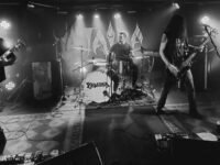El trío referente del stoner/doom latinoamericano visitará la capital regional con sus poderosos riffs influenciados por clásicos como Black Sabbath, Pentagram o Sleep, y la venta de entradas es a través de www.passline.cl.