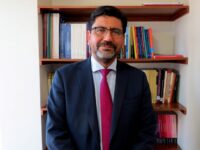 El Defensor Regional, Claudio Aspe, advirtió que la prisión preventiva se estaría aplicando de manera “casi automática”, lo que ha dejado a más de un centenar de personas encarceladas sin justificación, generando hacinamiento en las cárceles y un daño a quienes resultaron inocentes.