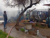 Personal de la Municipalidad de Doñihue acudió al lugar para coordinar acciones de apoyo y evaluar las eventuales necesidades de las familias afectadas.