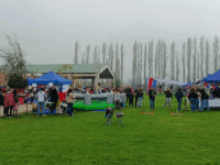 Las nubes y la niebla invernal contrastaron con el calor y la alegría experimentados por la comunidad del Colegio Inglés Saint John, en la celebración del Día de la Chilenidad efectuada el pasado sábado 7 de septiembre en el campo deportivo del Colegio Inglés Saint John ubicado en San Joaquín de los Mayos, en la comuna de Machalí.