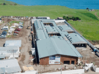 En una zona alta, entre el mar y el campo del secano costero, la nueva escuela entregará los más altos estándares de edificación y comodidades a una sentida necesidad de la localidad.   