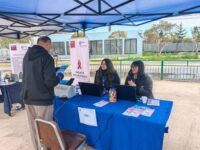 La feria se realizó en el frontis del hospital y contó con stands informativos, actividades interactivas y material educativo.